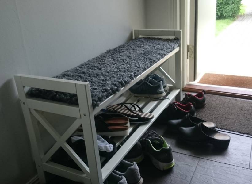 Lammskinnsdyna på hallbänken